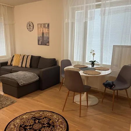 Cozy Aparment With Sauna Nearby Airport شقة